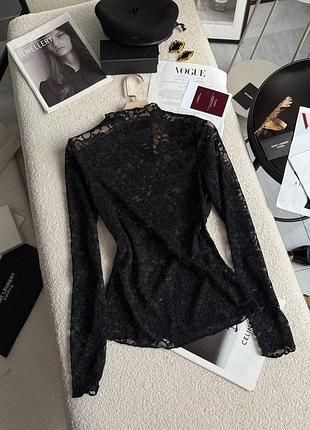 Жіночий лонгслів з гепюру.