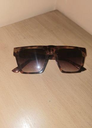 Стильные солнцезащитные очки flat top в черепаховой оправе,стан идеален.