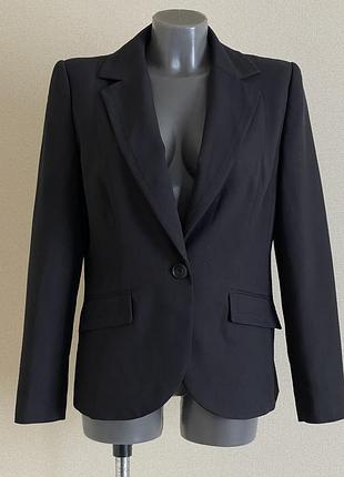 Деловой, стильный, офисный, приталенный базовый черный пиджак.