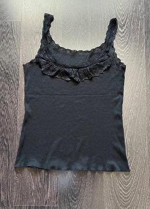 Чорна майка з мереживом на бретельках
