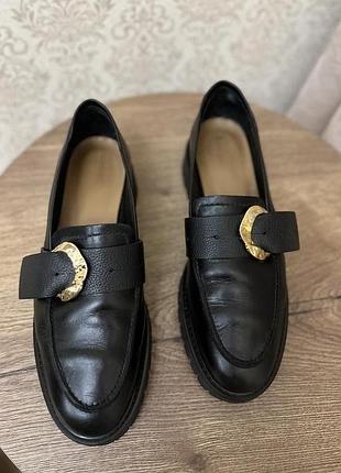 Кожаные черные женские туфли лоферы  flattered