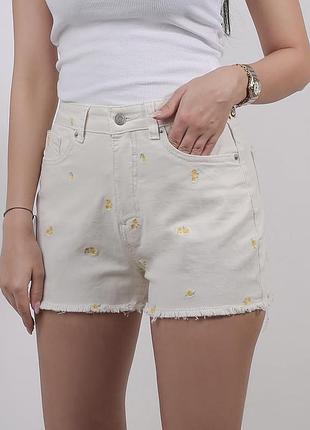 Це білі джинсові шорти з вишивкою від бренду c&a clockhouse