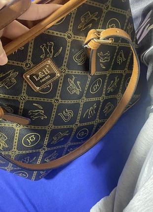 Жіноча сумка, гарний стан. є невеликий дефект — внутрішнє кріплення ручки (на фото).