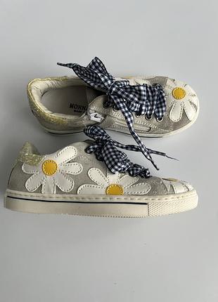 Чарівні кросівки для гарної дівчинки