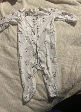 Чоловічок с закритими ніжками на кнопках.