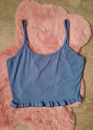 Топ в рубчик с перепутали на спине и рюшами