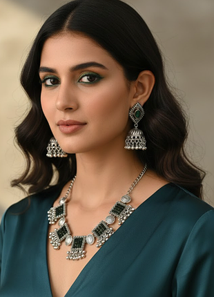 Етнічна класика: набір прикрас з візерунком з зеленими вставками