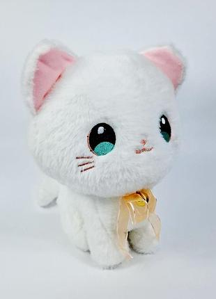 Мягкая игрушка - это волшебный белый котик.