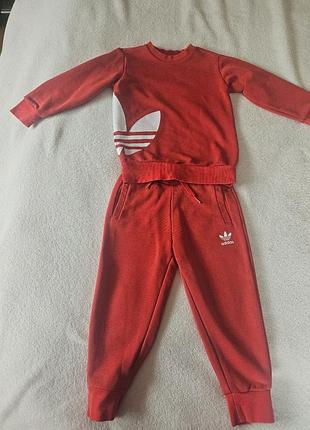 Спортивний костюм  фірми adidas.  98 см. підійде для хлопчика і для дівчинки.