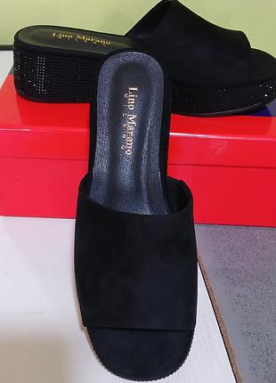 Модні шльопанці  на танкетці зі стразами