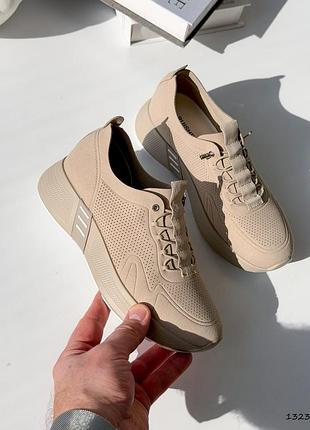 Кросівки жіночі