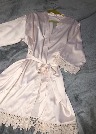 Халат бежевий атласний з мереживом