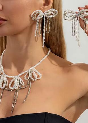 Комплект украшений из жемчужин и сияющих стразов с каскадными подвесками