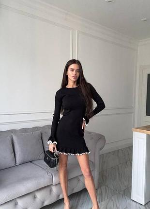 Черное трикотажное платье с воланами