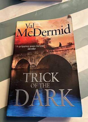 Психологічний трилер «trick of the dark» (пастка темряви) від відомої письменниці вел макдермід.