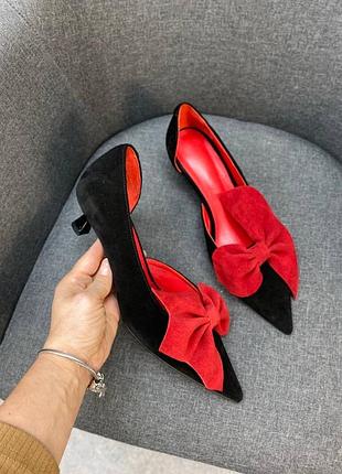 Чорні замшеві туфлі човники з великим червоним бантом на маленькому каблуку шпильці