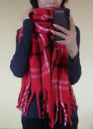 Теплий яскравий червоний шарф з бахромою