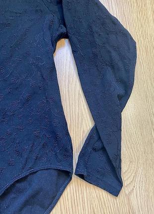 Боді лонгслiв з фактурної тканини.