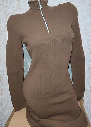 Платье в рубчик с замочком на горловине