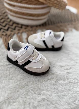 Детские кроссовки на липучке на весну
