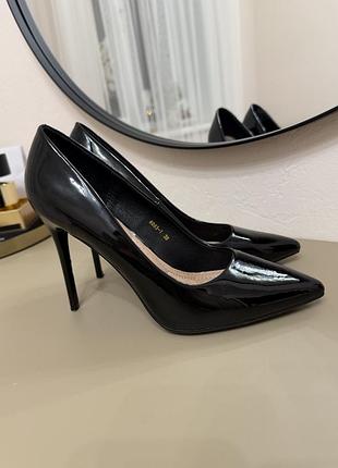 Лакові туфлі на шпильці