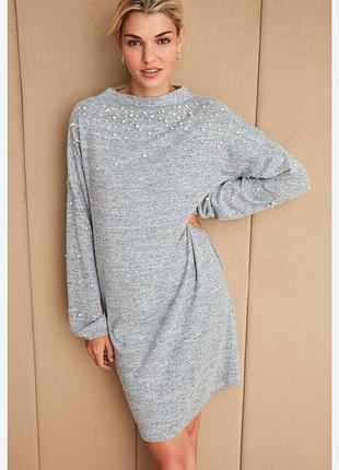 Стильное платье свободного кроя с жемчугом миди