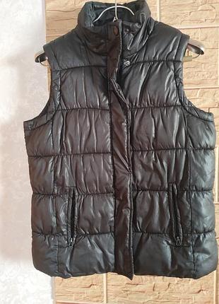 Безрукавка в хорошем состоянии