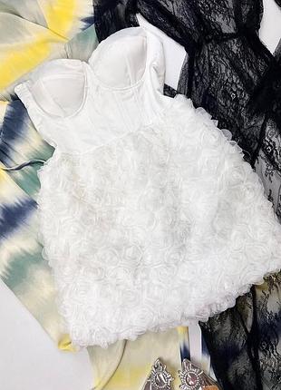 Біле корсетне мініплаття з об'ємними квітами 3d трояндами