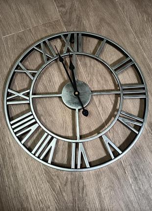 Настінний металевий годинник у стилі лофт (loft) з римськими цифрами.