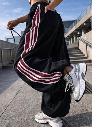 Женские оверсайз брюки с лампасами