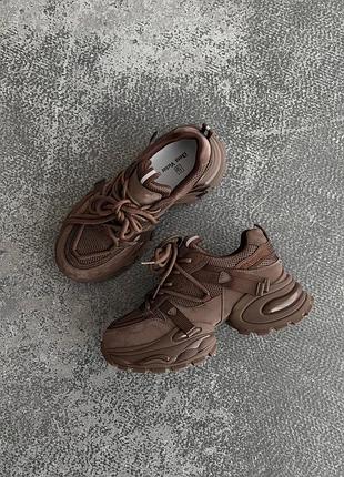 Жіночі кросівки