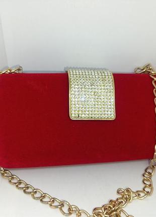 Оксамитова червона сумочка.