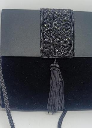 Оксамитова сумочка з вишивкою бісером і пензликом