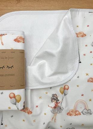 Непромокаемая пеленка поплин/мембрана девочки на качелях