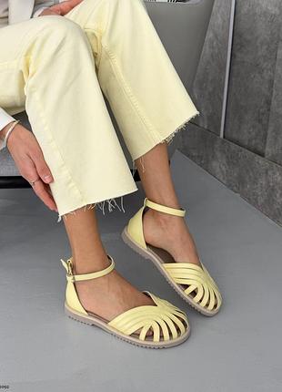 Стильні, класичні жіночі босоніжки із закритою п'ятою