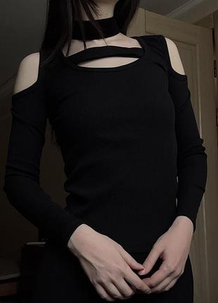 Чорна кофта з відкритими плечима і вирізом, в рубчик