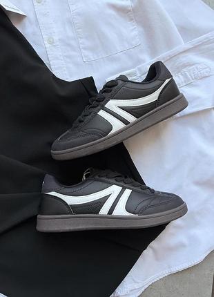 Черные кроссовки в стиле ретро на платформе с белыми полосами