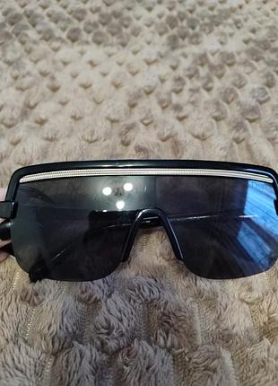 Солнцезащитные очки – модель бренда christian dior, которая отличается стильным дизайном и черной оправой.