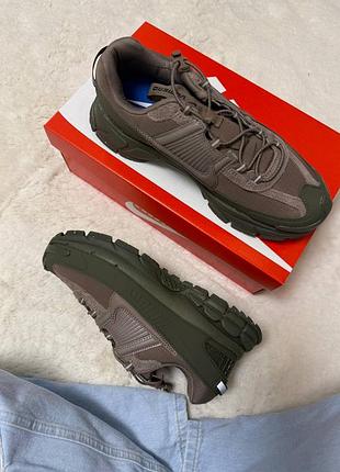 👕 nike air zoom vomero roam  mink brown medium olive