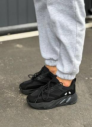 Кросівки жіночі