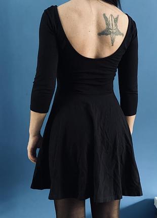 Чорна базова силуетна сукня плаття з відкритою спиною