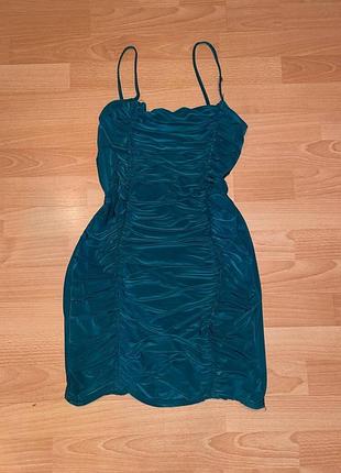 Коротка вечірня сукня смарагдового кольору