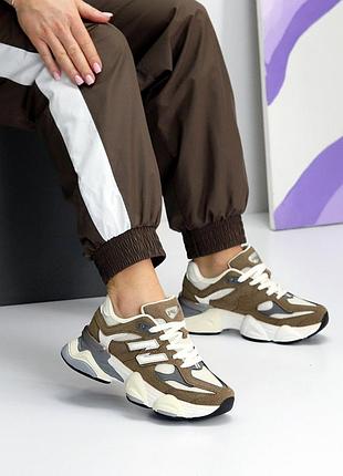 Кросівки жіночі