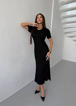 Трикотажное базовое платье миди с пояском