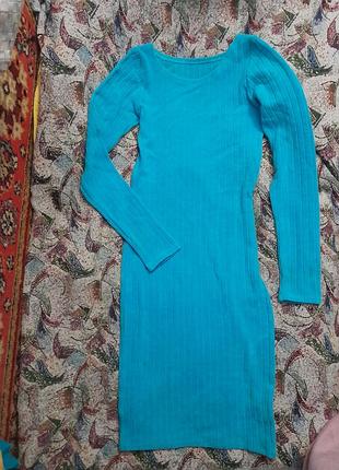 Бирюзовое трикотажное платье в рубчик