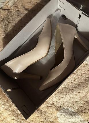 Бежеві туфлі човники на каблуку