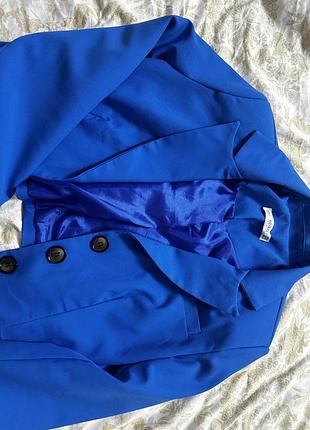 Костюм красивого синього кольору,