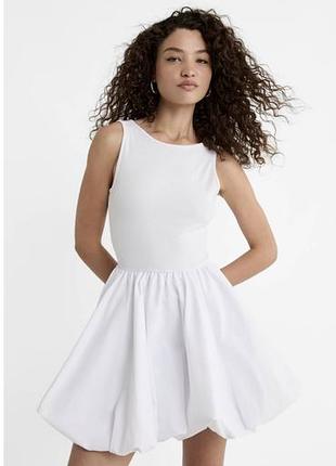 Коротка жіноча контрастна сукня-балон stradivarius біла