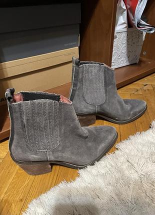 Чоботи жіночі