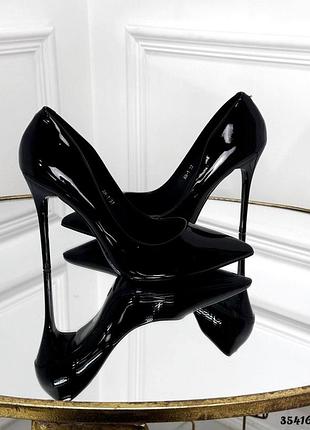 Туфлі-човники на шпильці з гострим носиком